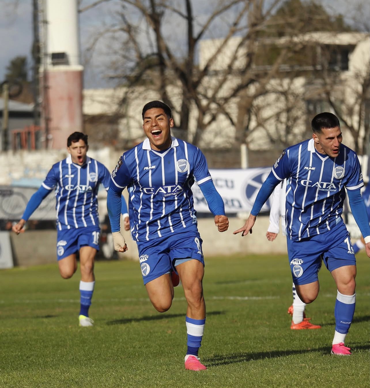 Godoy Cruz ganó en una cancha imposible, volvió a sumar de visitante y se acerca al objetivo