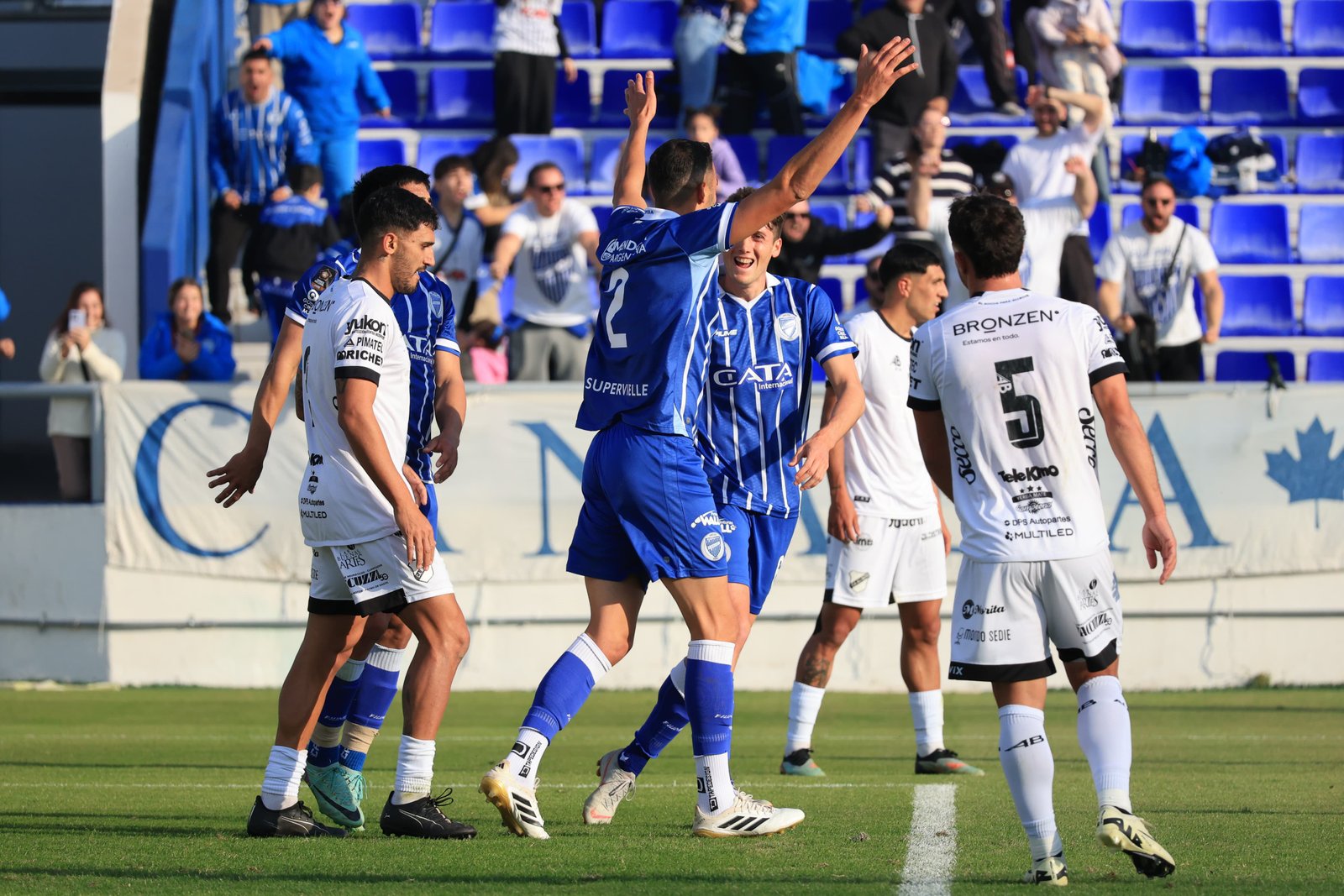 Esteban Burgos y su estreno goleador con la camiseta del Tomba