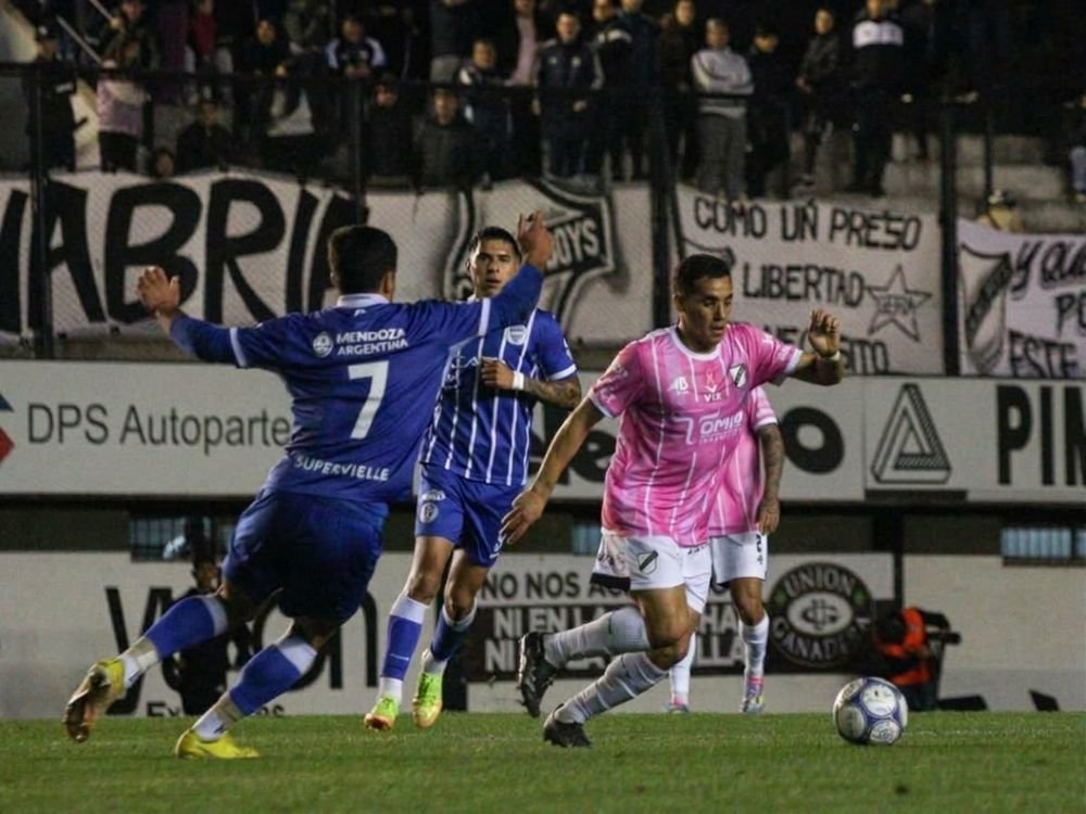 Un escándalo arbitral en Floresta le puso más bronca al empate de Godoy Cruz