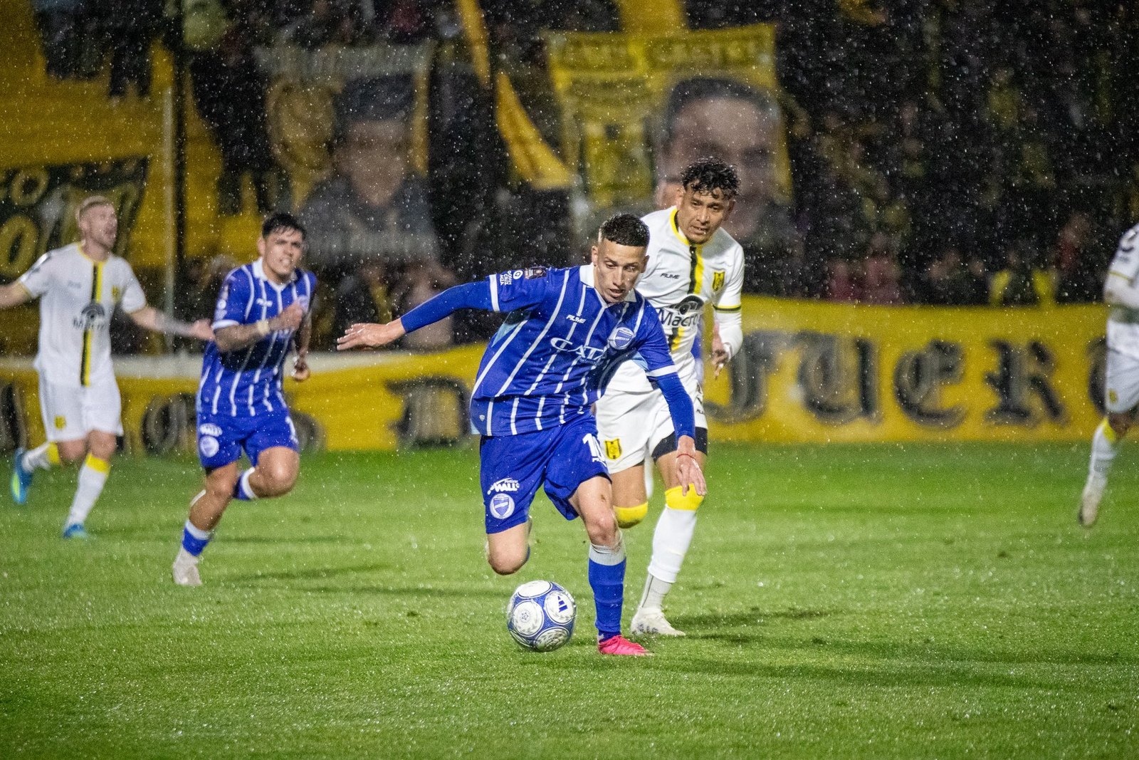 Godoy Cruz tuvo la pelota, pero Madryn tuvo los goles
